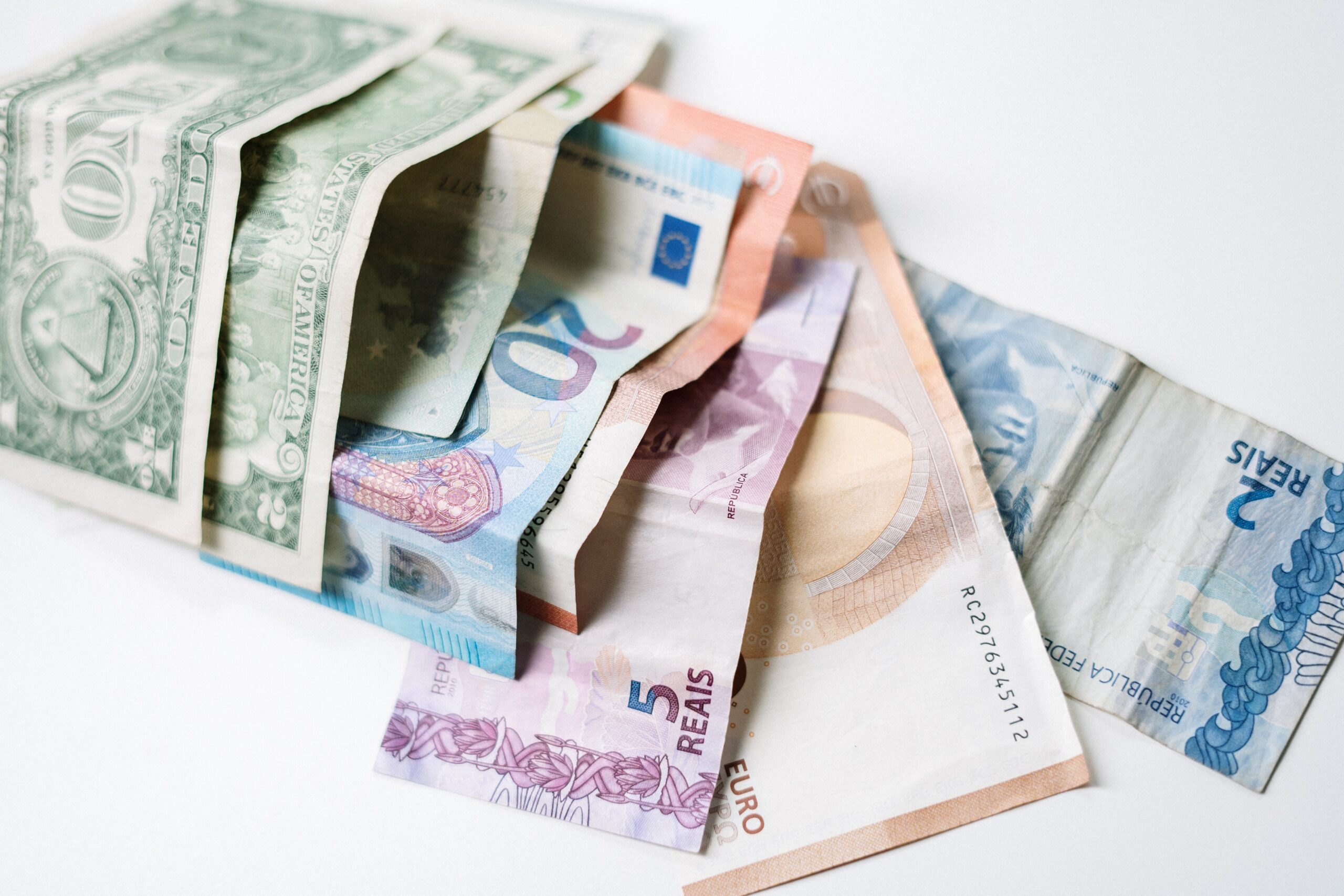 Dove cambiare 100 dollari in euro? Guida completa con consigli utili