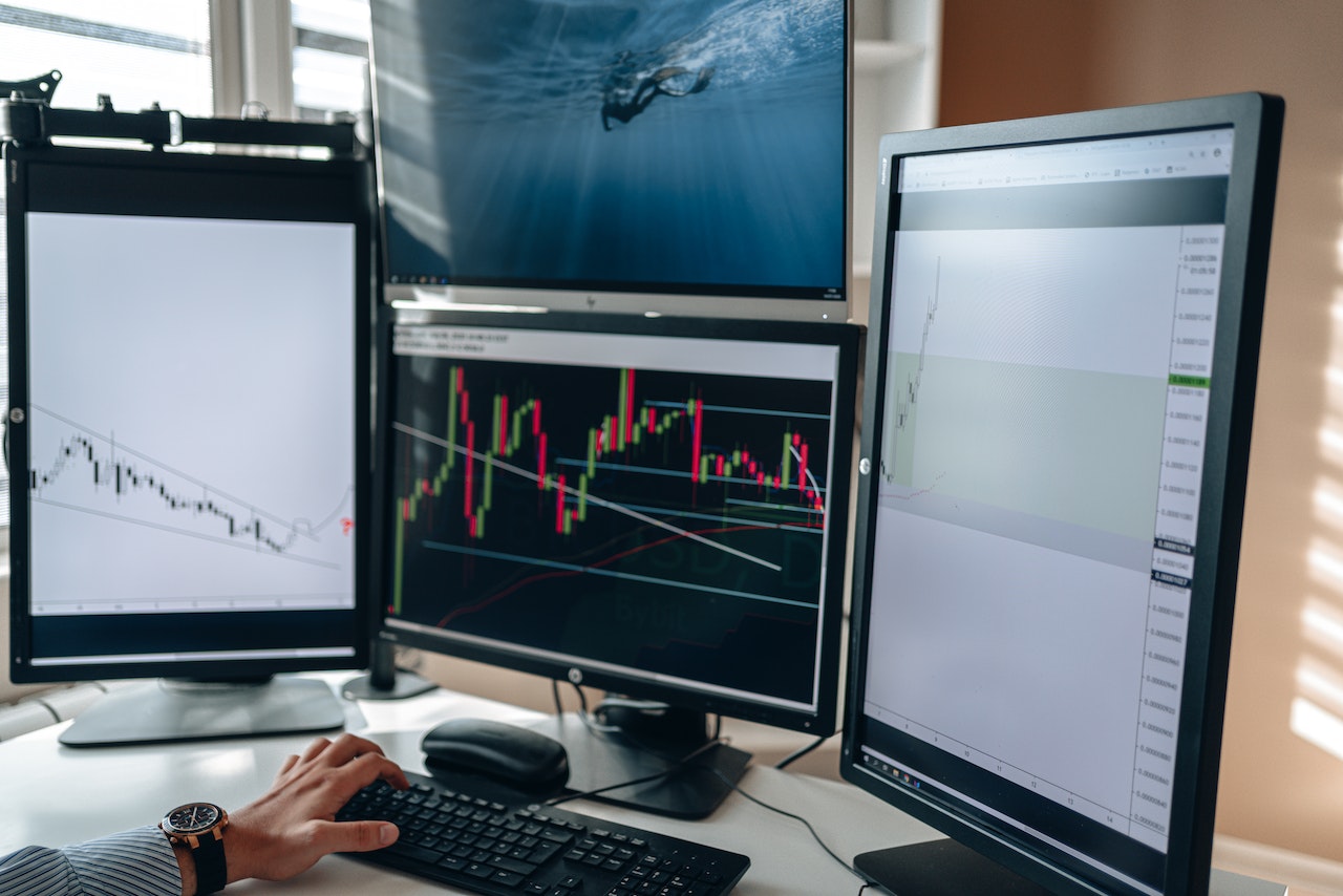 Come posso recuperare i miei Bitcoin rubati da un truffatore online con cui sono ancora in contatto?