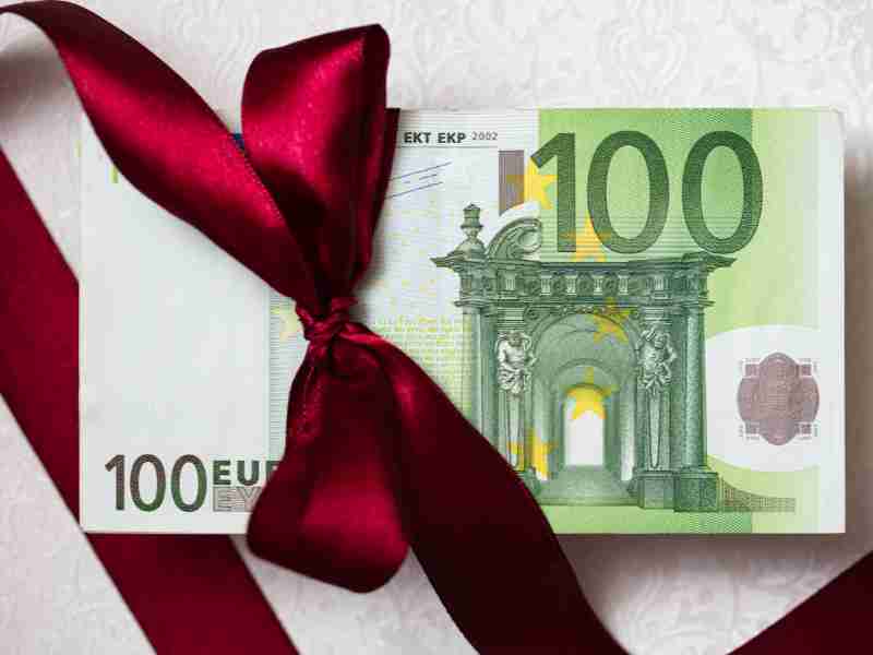 Bonus Natale 2024 da 100 Euro: Domanda, Requisiti e Scadenze
