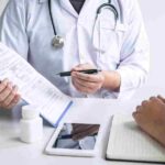 Un medico mostra una cartella ad un paziente