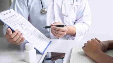 Un medico mostra una cartella ad un paziente