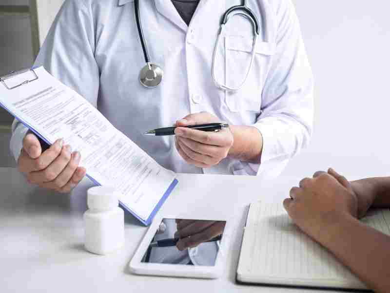 Un medico mostra una cartella ad un paziente