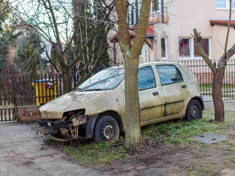 Come denunciare una macchina abbandonata