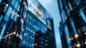 Logo di Azimut Holding e grafico di crescita della banca TNB